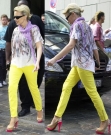 Kylie Minogue sárga nadrágjai