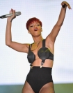 Rihanna piros hajjal