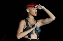 Rihanna piros hajjal