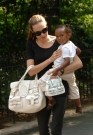 Angelina Jolie és lánya, Zahara Valentino táskáikkal